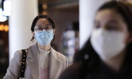 Hành khách đeo khẩu trang tại sân bay quốc tế Seattle-Tacoma ở thành phố Seattle, bang Washington, Mỹ hôm 4/3. Ảnh: AP.