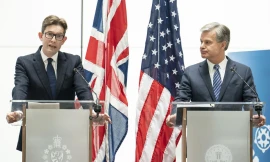 Tổng giám đốc MI5 Ken McCallum (trái) và Giám đốc FBI Christopher Wray cảnh báo rằng Trung Quốc sử dụng những người không kết nối trực tiếp với các dịch vụ tình báo của họ để nhắm mục tiêu vào các công ty. Ảnh: AP.