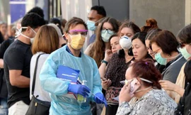 Xếp hàng trước Bệnh viện Royal Melbourne, Australia để xét nghiệm coronavirus. Ảnh: New Daily.