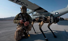 Thượng sĩ John Rodiguez và chó máy trong đợt diễn tập tại căn cứ không quân Nellis. Ảnh: USAF.