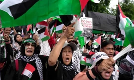 Người biểu tình hô khẩu hiệu bên ngoài Đại sứ quán Mỹ ở Jakarta, Indonesia cuối tuần qua. Ảnh: Reuters.