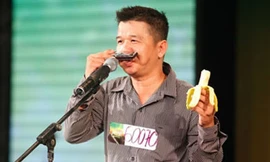 Choáng với thí sinh vừa thổi kèn vừa ...ăn chuối