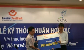 Tặng 300 triệu đồng cho Quỹ hỗ trợ Sinh viên Việt Nam