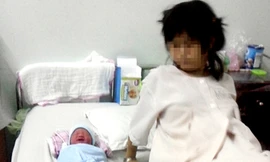 Bà mẹ tuổi teen và đứa con đang được rao bán