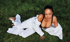 Nữ ca sĩ giàu nhất thế giới phô ngực đầy 'bỏng rẫy'