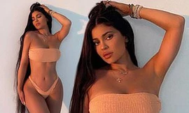 Nữ tỉ phú 23 tuổi Kylie Jenner phô diễn vòng 3 ngoại cỡ
