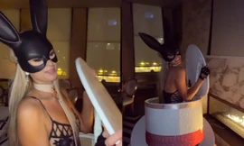 Paris Hilton chui từ trong hộp quà gây bất ngờ cho bạn trai