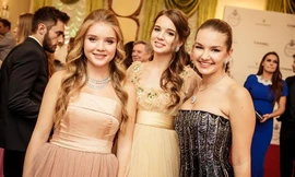 Các ái nữ đình đám khoe sắc trong dạ tiệc trưởng thành ở Nga 
