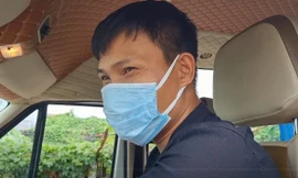 Tài xế đưa sĩ tử vùng cách ly đi thi: 'Các em mang đồ bảo hộ từ nhà tới trường thương lắm'