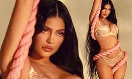 Kylie Jenner phô trọn đường cong 'nảy lửa' với dây thừng quanh thân