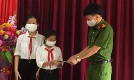 Công an xã Thượng Hóa (Minh Hóa - Quảng Bình) nhận bàn giao số tiền 7 triệu đồng mà hai em học sinh nhặt được.