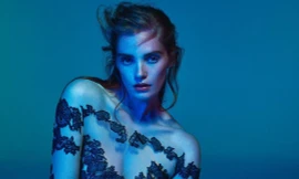 Siêu mẫu tóc đỏ cao 1m82 Alexina Graham mặc xuyên thấu 'có như không'