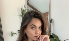 Lướt mạng 14 tiếng/ngày, cô gái phải ngồi xe lăn