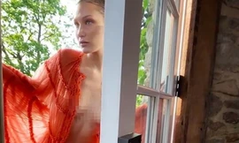 Bella Hadid mặc váy mỏng tang không nội y trên tạp chí Elle