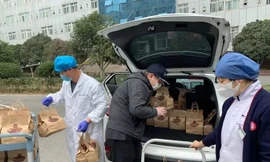 Tiệm cà phê ở Vũ Hán miễn phí cho các bác sĩ chống dịch covid-19