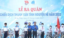 Tặng xe đạp cho học sinh khó khăn