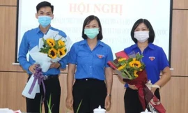 Chị Triệu Thanh Dung (bìa phải) nhận hoa chúc mừng của BCH tỉnh đoàn Cao Bằng. - Ảnh: TL