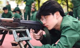 Nam sinh Kinh tế Quốc dân gây chú ý trong ảnh tập quân sự