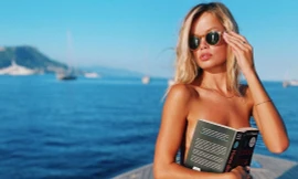 'Búp bê' tóc vàng Frida Aasen táo bạo bán nude