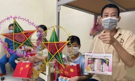 Các em nhỏ đang điều trị tại Bệnh viện dã chiến truyền nhiễm số 5D và phụ huynh đón nhận những món quà yêu thương từ chương trình "Đêm hội trăng rằm" và "Sữa 0 đồng". 
