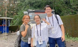 Chủ tịch Hội Sinh viên Việt Nam tại Singapore Nguyễn Thúy Quỳnh (ở giữa) trong một hoạt động tại Singapore