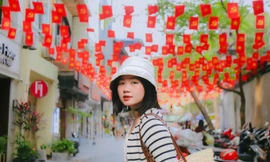Giới trẻ nô nức check-in các địa điểm rực rỡ cờ hoa dịp 30/4