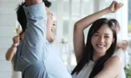 Sau nhiều năm yêu kín tiếng, hot girl Salim bất ngờ được bạn trai cầu hôn 