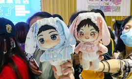 Giới trẻ Trung Quốc đua nhau 'nuôi' búp bê như con 
