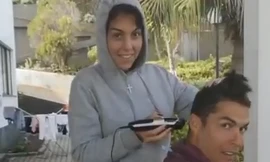 Ronaldo được bạn gái xinh đẹp cắt tóc tại nhà mùa dịch COVID-19