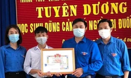 Nam sinh lớp 9 dũng cảm cứu sống em nhỏ đuối nước dưới hồ sen