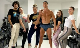 Ronaldo khoe body cường tráng như lực sĩ gây 'bão' mạng