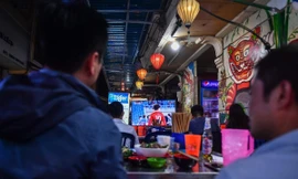Xoay xở 'sáng đi làm, đêm thức xem bóng' mùa World Cup