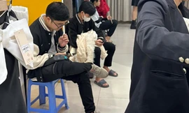 Nhiều chàng trai Hà Nội vạ vật chờ người yêu sắm Tết, cả tuyến phố tắc cứng