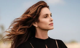 Ngắm siêu mẫu huyền thoại Cindy Crawford xuân sắc ở tuổi U60