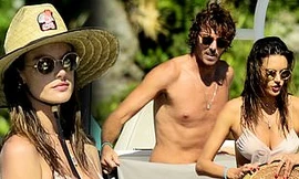 Alessandra Ambrosio tắm biển cùng bạn trai ở Brazil