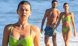 Georgia Fowler vô tư bán nude trên biển