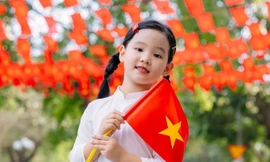 ‘Hòa bình đẹp lắm’ phủ đỏ mạng xã hội chào mừng ngày hội non sông