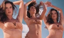 Alessandra Ambrosio diện bikini rực lửa trên biển