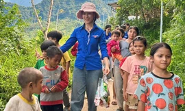Ngược non ngàn tặng nụ cười cho các em nhỏ 