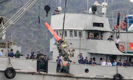 Bay flycam tiếp tục tìm nạn nhân mất tích vụ trực thăng rơi trên vịnh Hạ Long