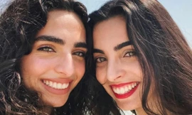 Hai cô gái giống nhau đến kinh ngạc dù không cùng huyết thống