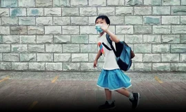 Hình ảnh cậu bé mặc váy đến trường gây tranh cãi trên mạng 