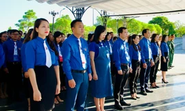 Tuổi trẻ Quảng Trị viếng Nghĩa trang Liệt sĩ Quốc gia Đường 9