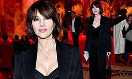Biểu tượng gợi cảm Monica Bellucci 'lấp ló' ngực đầy