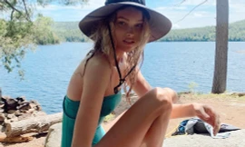 Elsa Hosk tung series ảnh bikini 'đốt cháy' nắng hè