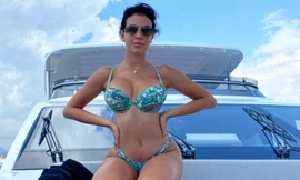 Bạn gái Ronaldo mặc bikini tôn ba vòng nảy nở