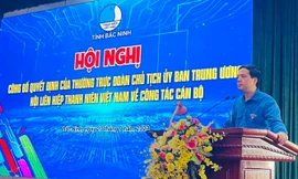 Anh Nguyễn Đức Sâm - Bí thư Tỉnh đoàn, Chủ tịch Hội LHTN tỉnh Bắc Ninh trao quyết định công nhận anh Dương Ngọc Duyến giữ chức Phó Chủ tịch Hội LHTN tỉnh Bắc Ninh khóa V.