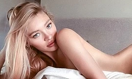 Bạn gái cũ của tài tử Titanic nuột nà trong ảnh nude