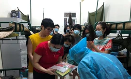 Thương lắm chú bộ đội dáng lom khom cúi gập để cảm ơn đồng bào!