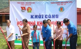 Tặng quà và khai mạc lớp học bơi cho học sinh. Ảnh: Duy Chiến 